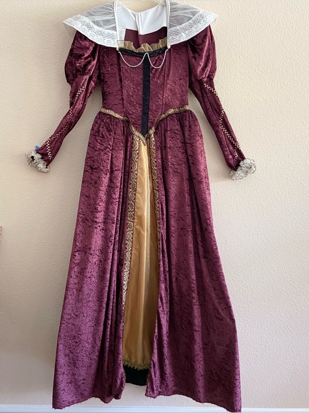 Costume - Adult - Renaissance-style Queen - M/ L - No Rips Tears or Stains